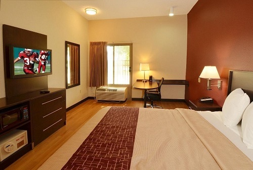 Red Roof PLUS Austin South room